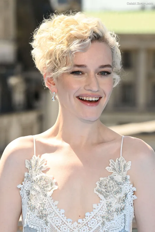Julia Garner photo 8 of 320