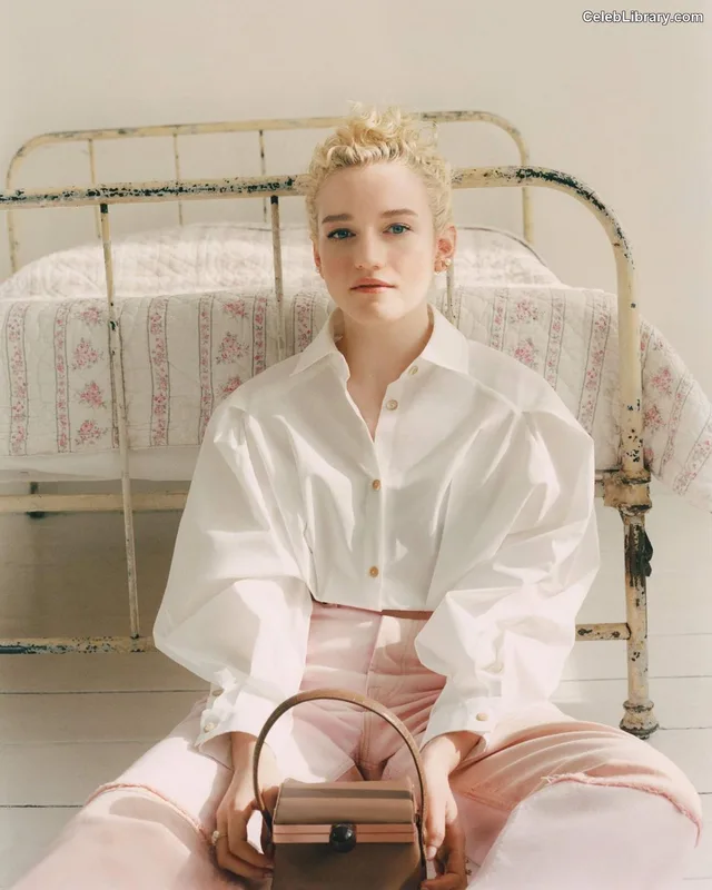 Julia Garner photo 10 of 320