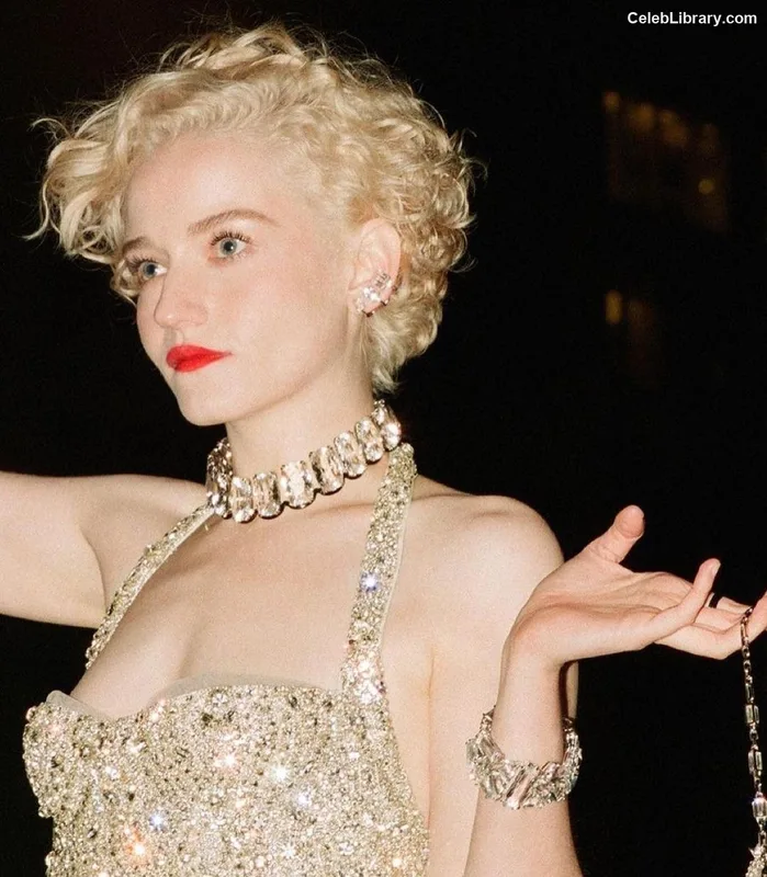 Julia Garner photo 13 of 320