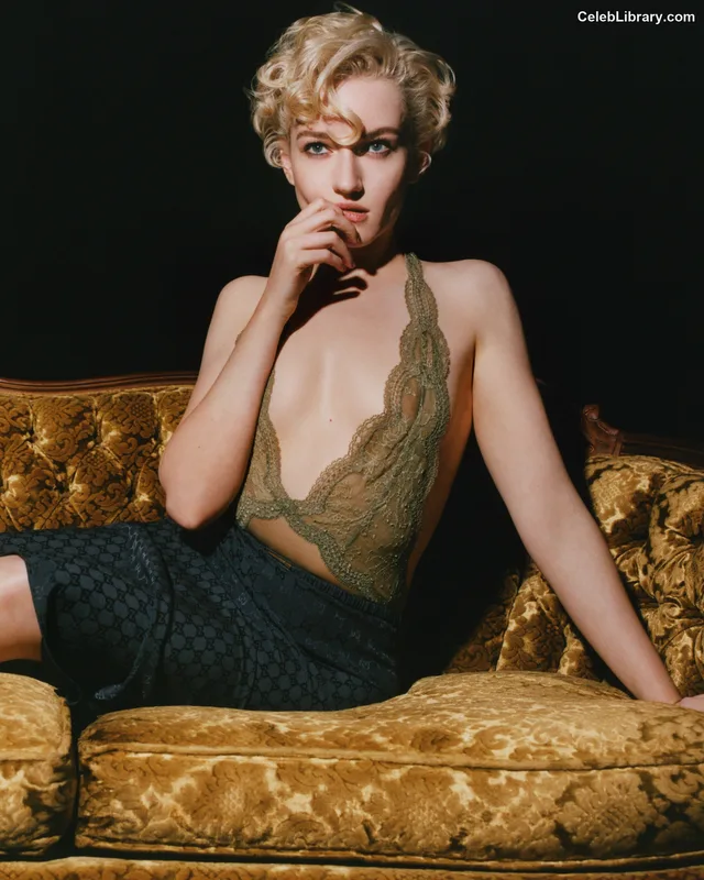 Julia Garner photo 14 of 320