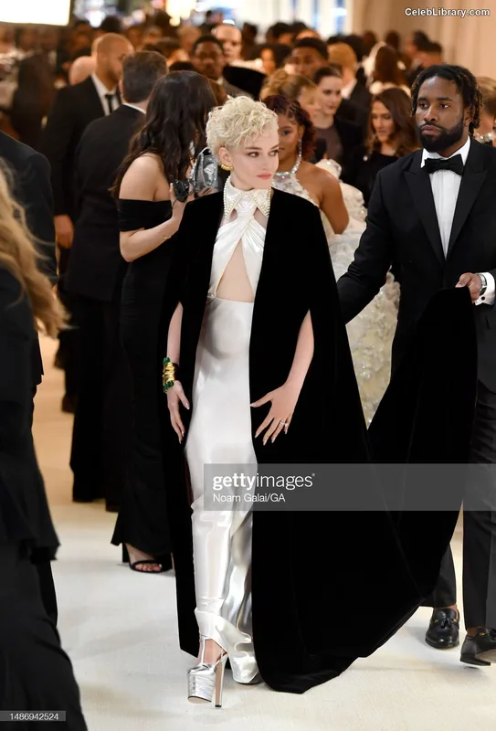 Julia Garner photo 15 of 320