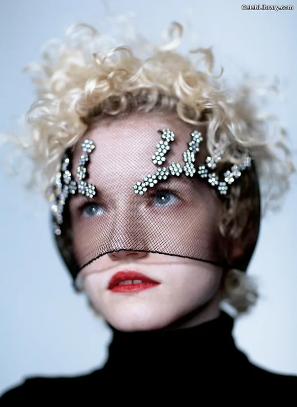 Julia Garner photo 20 of 320