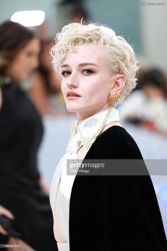 Julia Garner photo 23 of 320