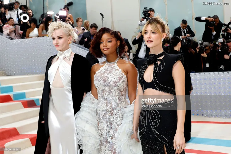 Julia Garner photo 24 of 320