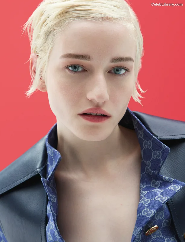 Julia Garner photo 1 of 320