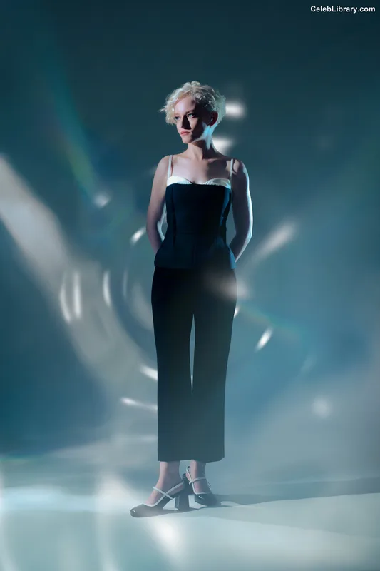 Julia Garner photo 3 of 320