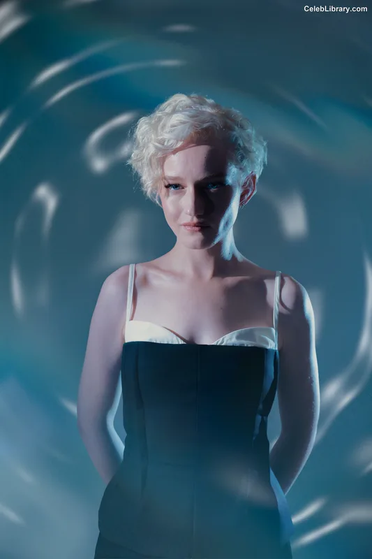 Julia Garner photo 4 of 320