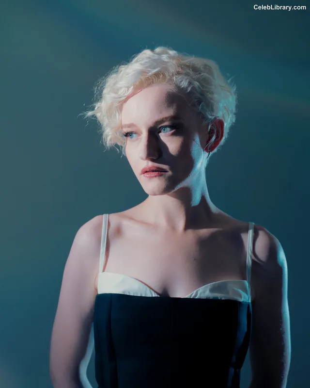 Julia Garner photo 5 of 320