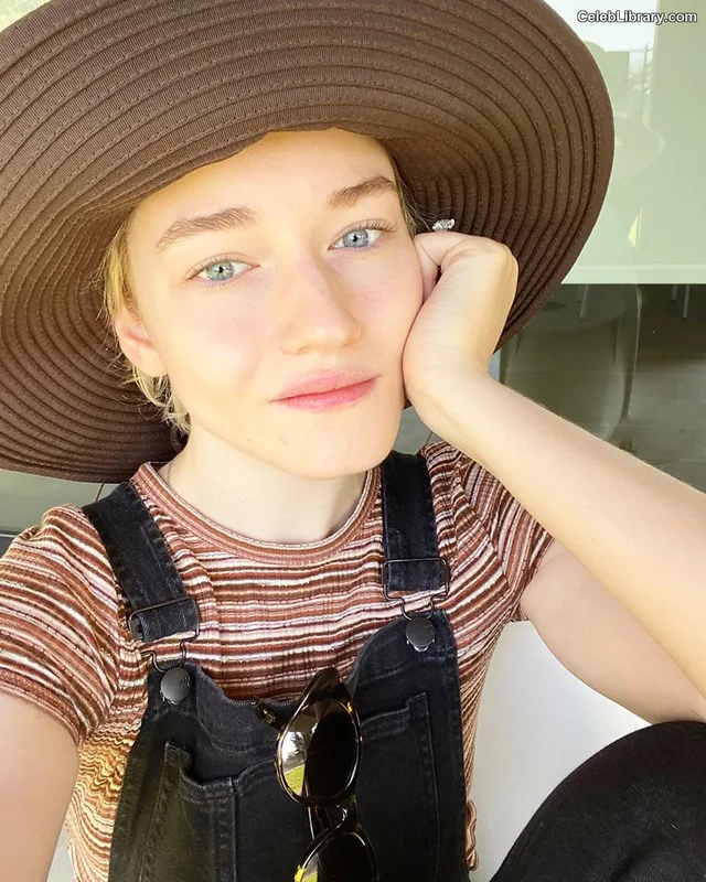 Julia Garner photo 6 of 320