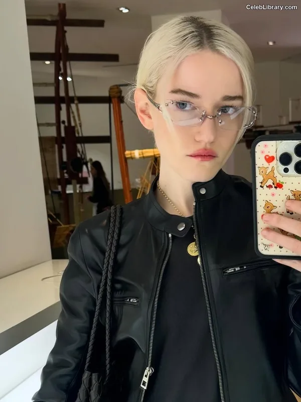 Julia Garner photo 7 of 320