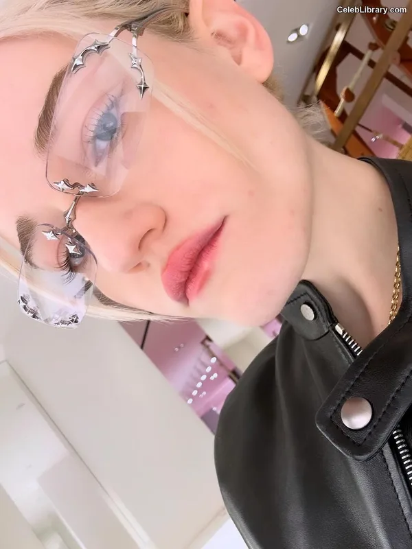 Julia Garner photo 8 of 320