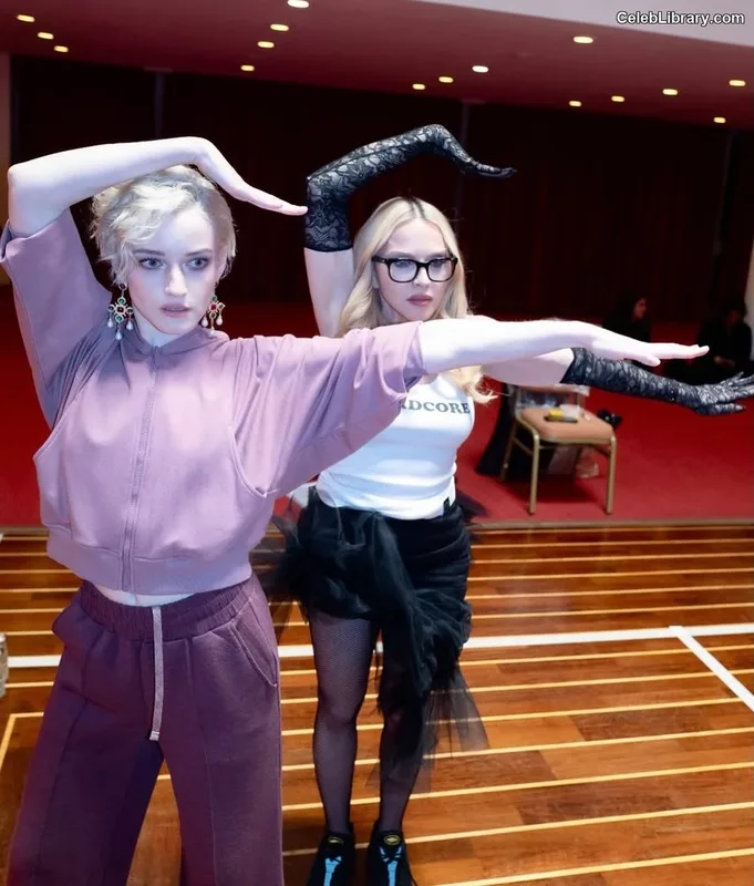 Julia Garner photo 10 of 320
