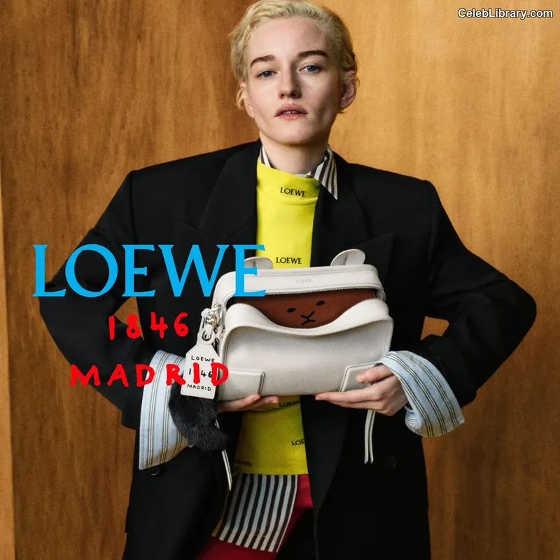 Julia Garner photo 14 of 320
