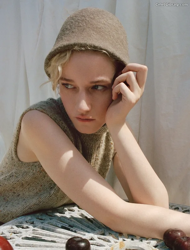 Julia Garner photo 15 of 320