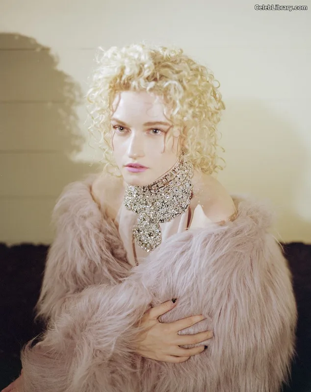 Julia Garner photo 18 of 320