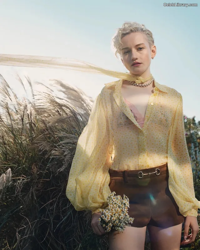 Julia Garner photo 19 of 320