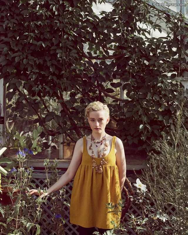 Julia Garner photo 20 of 320