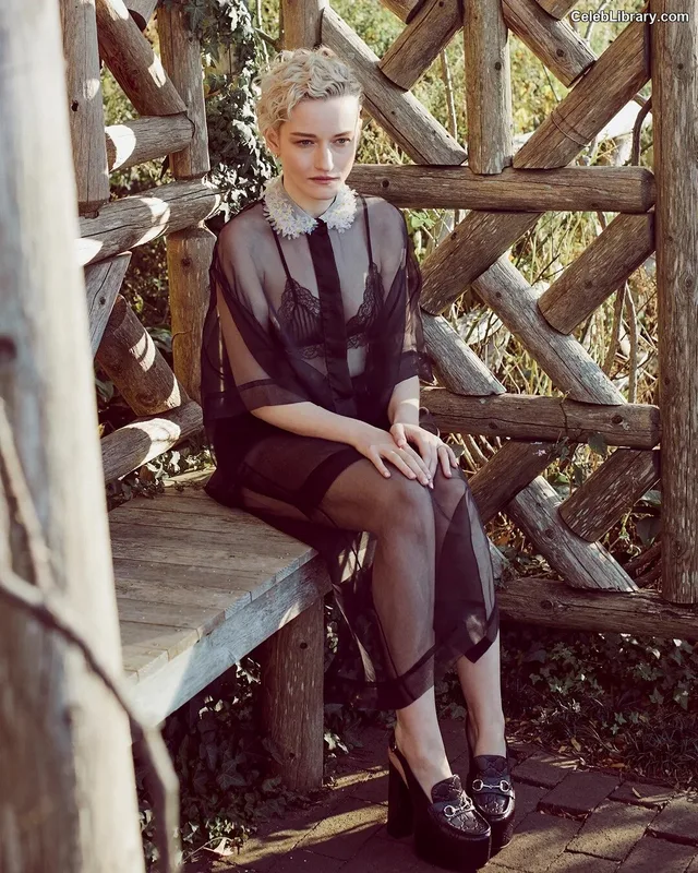 Julia Garner photo 21 of 320