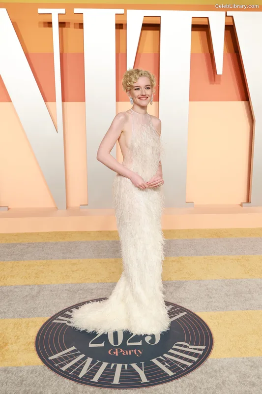 Julia Garner photo 1 of 320
