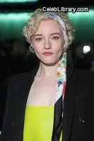 Julia Garner photo 4 of 320