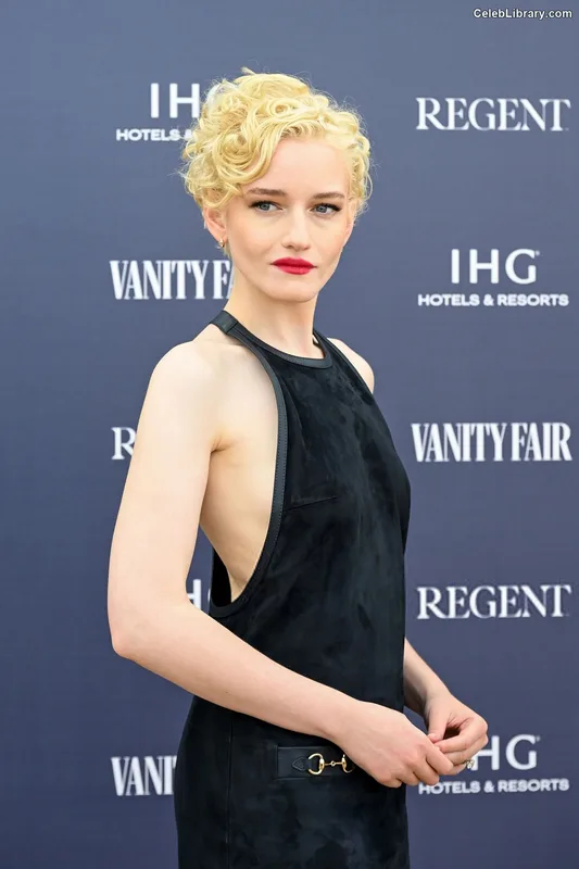 Julia Garner photo 7 of 320