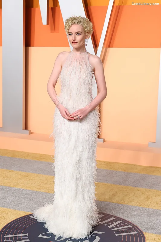 Julia Garner photo 8 of 320
