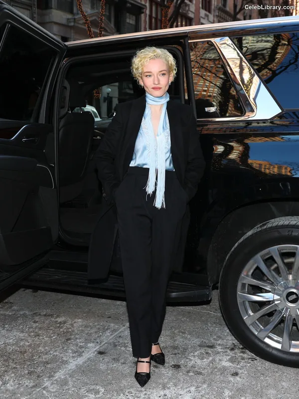 Julia Garner photo 9 of 320