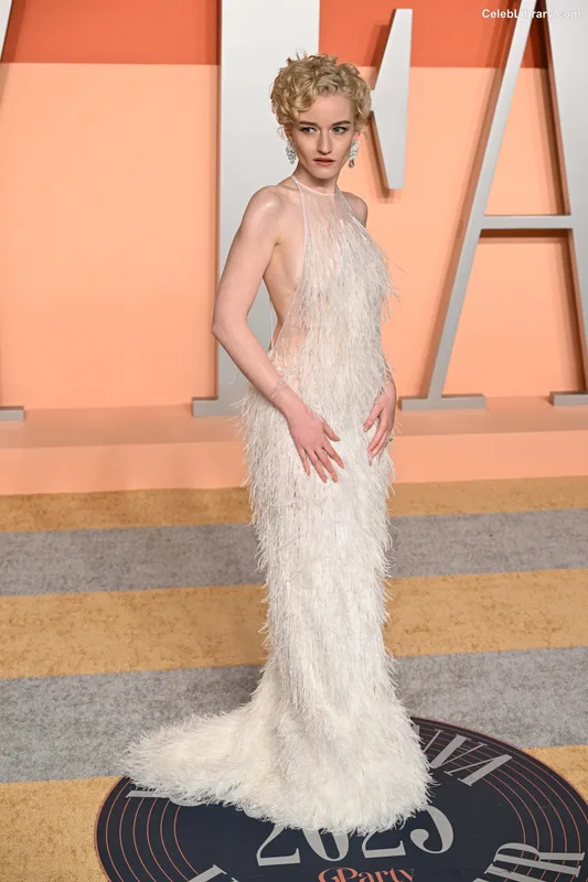 Julia Garner photo 10 of 320