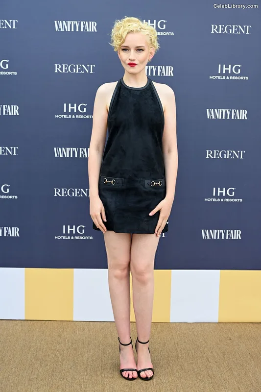 Julia Garner photo 11 of 320