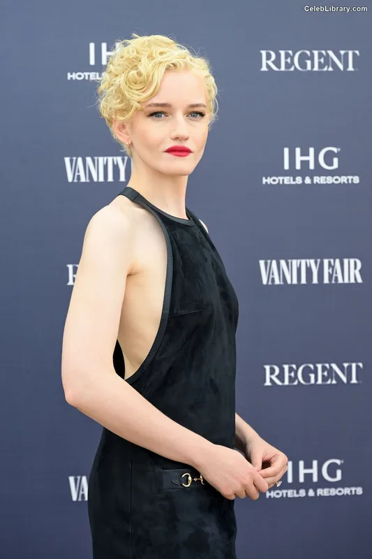 Julia Garner photo 13 of 320