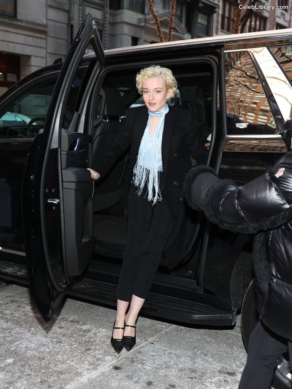 Julia Garner photo 17 of 320