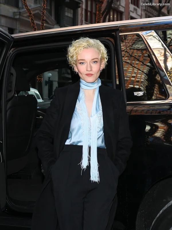 Julia Garner photo 19 of 320