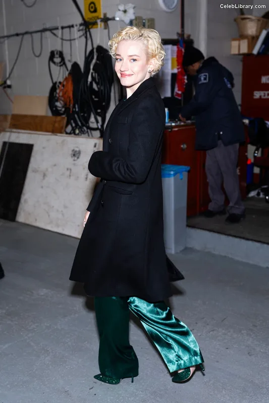 Julia Garner photo 1 of 320
