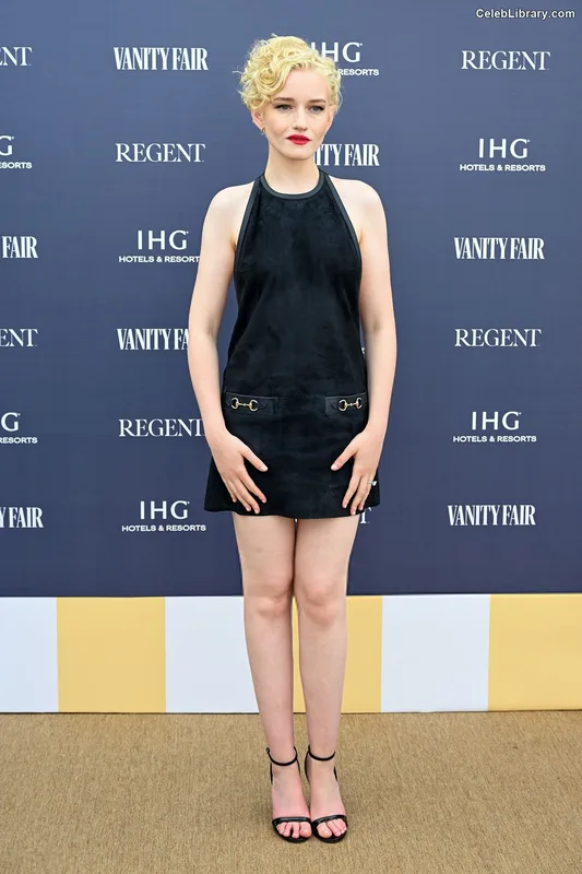 Julia Garner photo 2 of 320