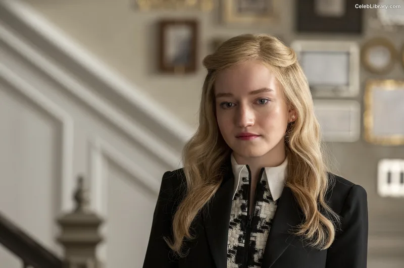 Julia Garner photo 3 of 320