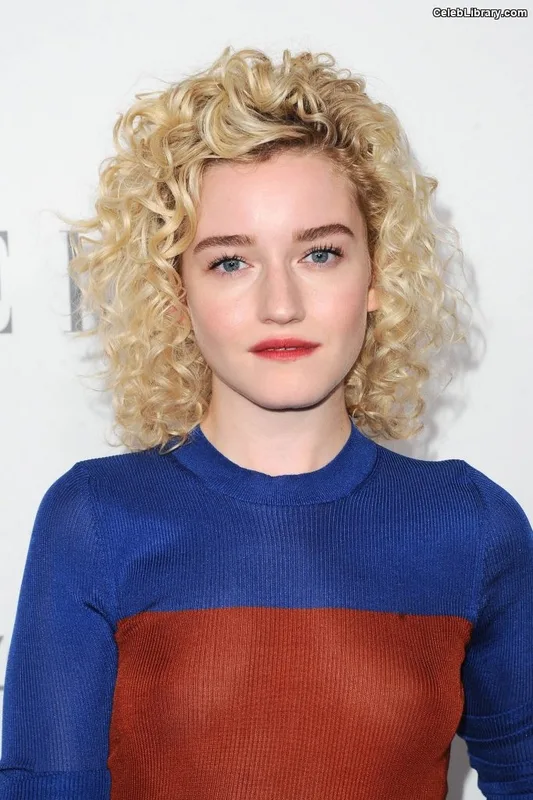 Julia Garner photo 8 of 320