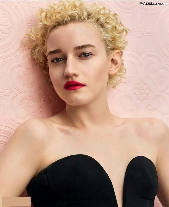 Julia Garner photo 12 of 320