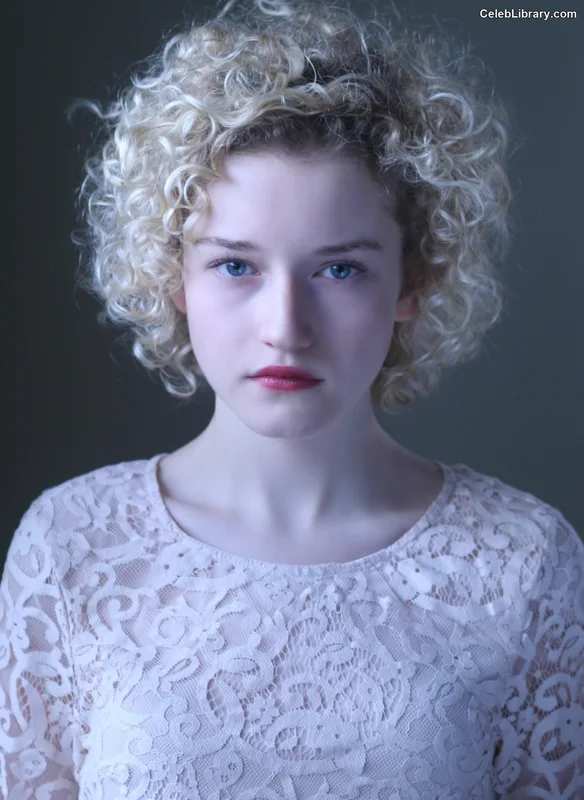 Julia Garner photo 14 of 320