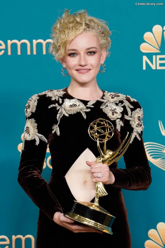 Julia Garner photo 16 of 320