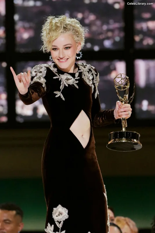 Julia Garner photo 17 of 320