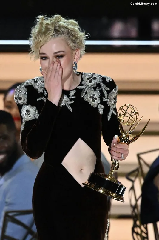 Julia Garner photo 18 of 320