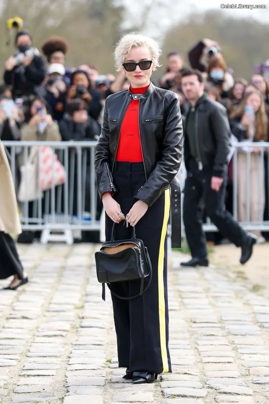 Julia Garner photo 19 of 320