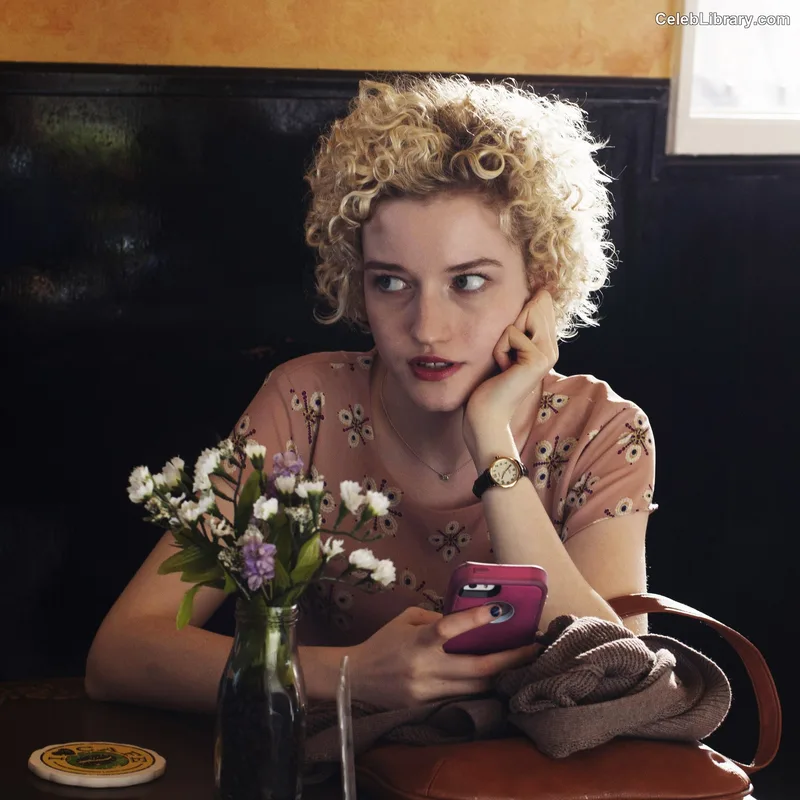 Julia Garner photo 23 of 320