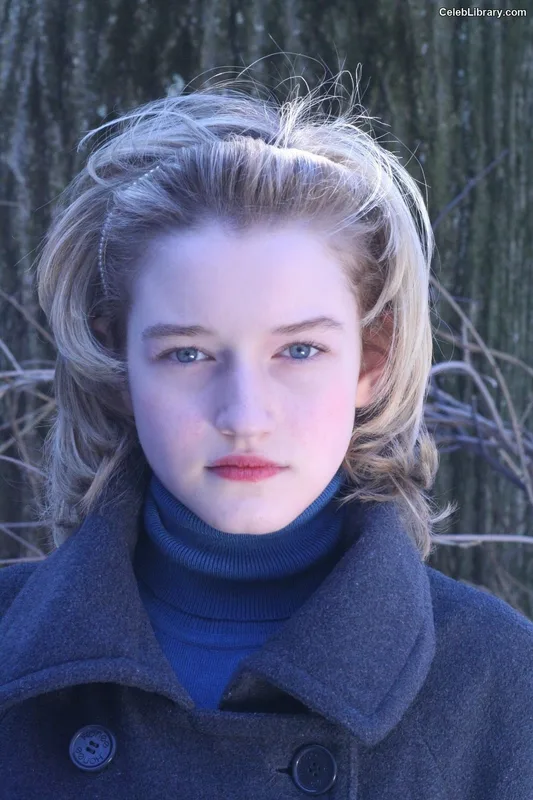 Julia Garner photo 24 of 320