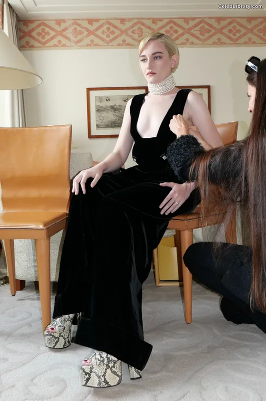 Julia Garner photo 1 of 320