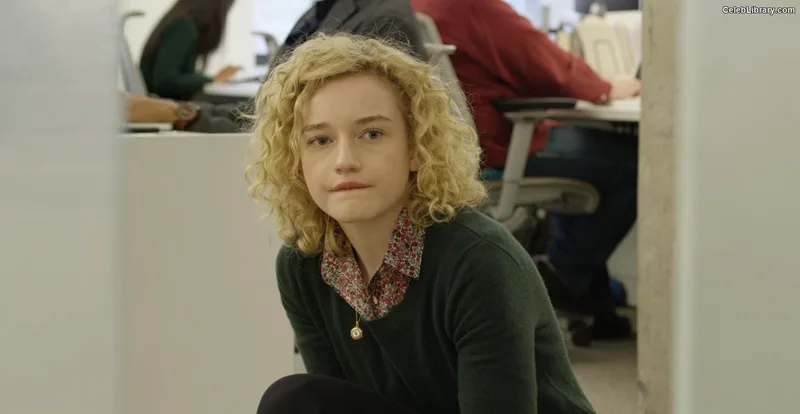 Julia Garner photo 4 of 320