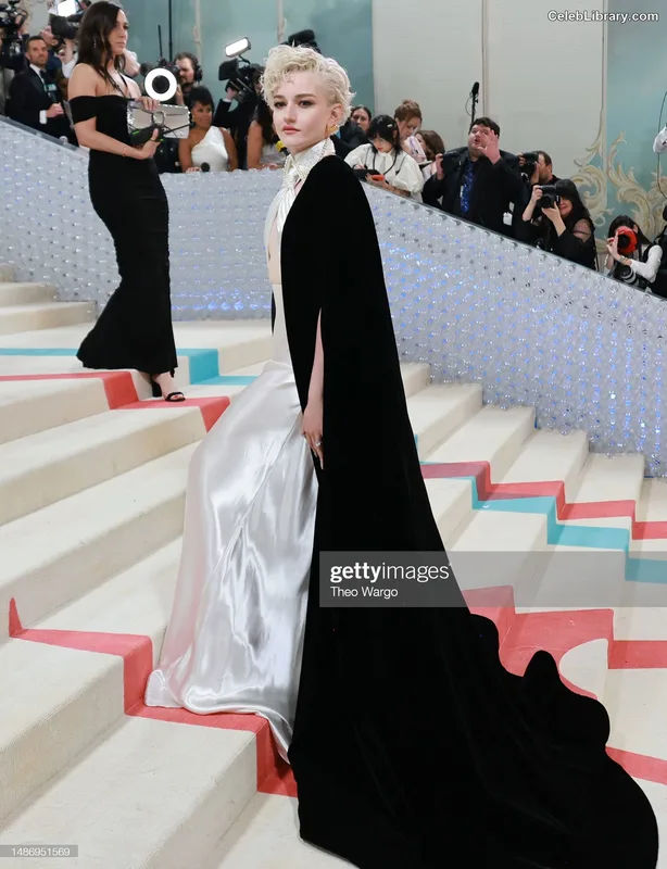 Julia Garner photo 5 of 320