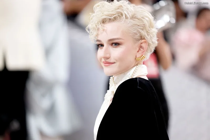 Julia Garner photo 6 of 320