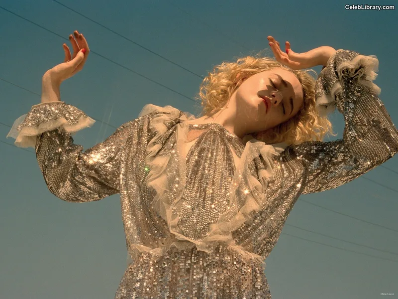 Julia Garner photo 9 of 320