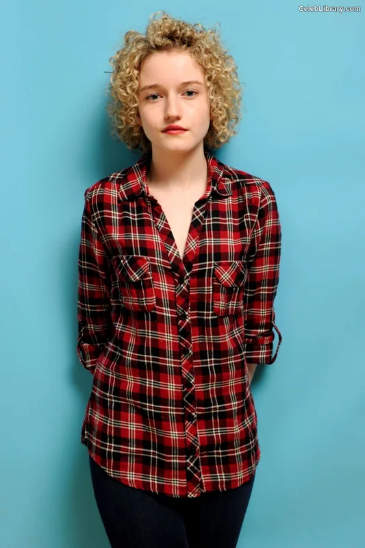 Julia Garner photo 11 of 320
